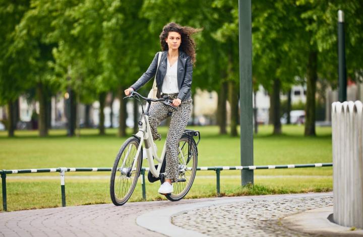 lease a bike vrouw op fiets