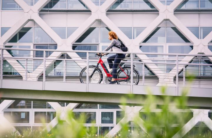 lease a bike rood vrouw op fiets